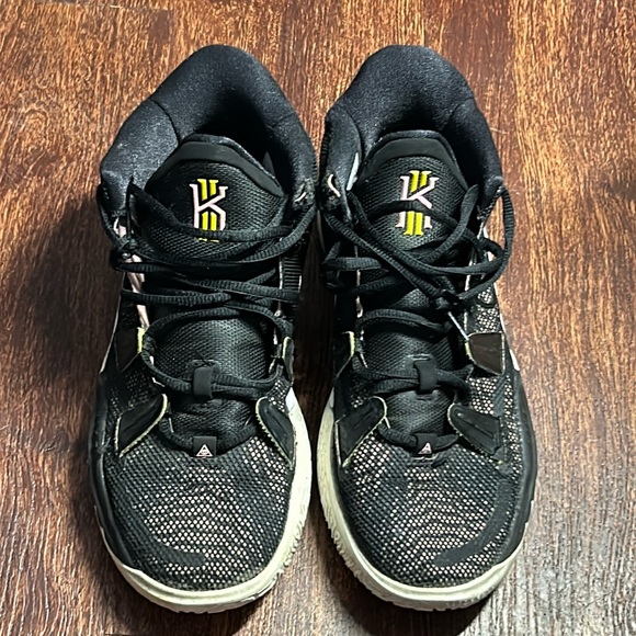 Kyrie nike youth. basketball shoes - Picture 6 of 8